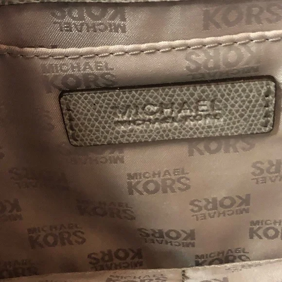 Michael Kors Large Grey Clutch with Short Shoulder Strap magnetic closure EUC - Picture 4 of 9